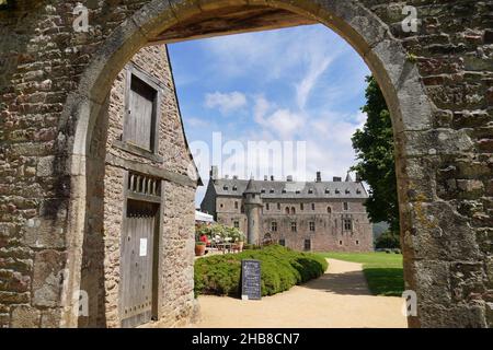 Ploezal (Bretagne, Nordwestfrankreich): Das Chateau de la Roche-Jagu vom befestigten Tor aus gesehen Stockfoto