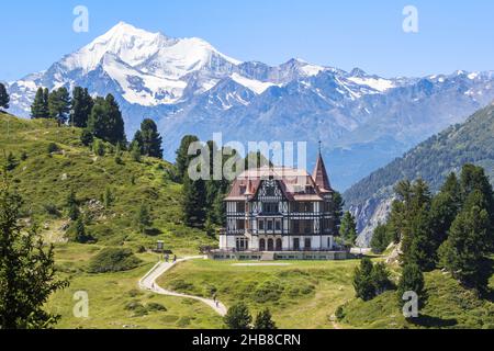 Riederalp, Schweiz - 05. August 2020: Das Pro Nature Center für die Region des Großen Aletschgletschers - die Villa Cassel im Sommer. Das Gebäude war BU Stockfoto