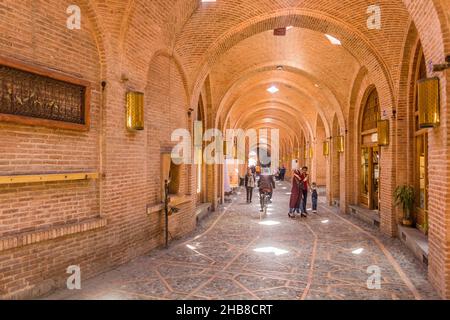 QAZVIN, IRAN - 5. APRIL 2018: Das Innere von Sa'd al-Saltaneh Caravanserai wurde in Qazvin, Iran, zum Basar Stockfoto