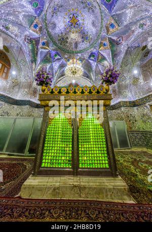 QAZVIN, IRAN - 5. APRIL 2018: Innenraum des Payghambariyeh Panjeh Ali oder Peighambarieh-Schreines, Grab der vier Propheten in Qazvin, Iran Stockfoto