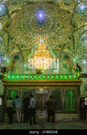 QAZVIN, IRAN - 5. APRIL 2018: Inneres des Imamzadeh-Emamzadeh-Hossein-Schreines in Qazvin, Iran Stockfoto