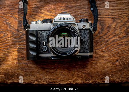 Vintage Nikon FE Spiegelreflexkamera 35mm auf Holztabellen Stockfoto