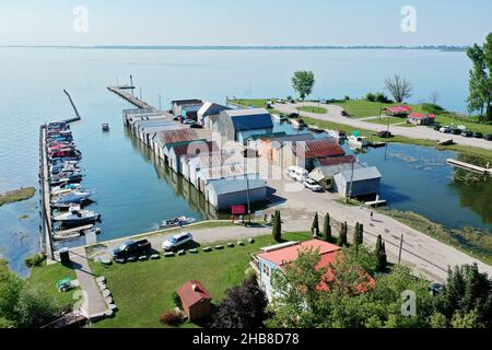 Eine Luftaufnahme von Bootshäusern und Pier in Port Rowan, Ontario, Kanada Stockfoto