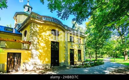 Historisches Gebäude des Wasserkraftwerks Maximilianswerk im Englischen Garten, Haidhausen München Stockfoto