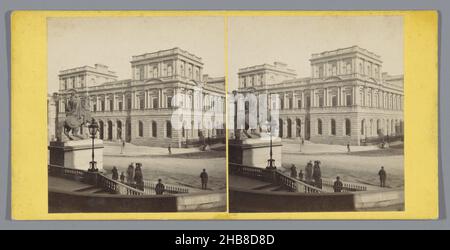 Edinburgh Post Office, The General Post Office, Edinburgh (Titel auf Objekt), von den Stufen des General Register House aus gesehen. Links die Reiterstatue des Duke of Wellington., George Washington Wilson (auf Objekt erwähnt), Edinburgh, 1861 - 1870, Karton, Papier, Albumin-Print, Höhe 85 mm × Breite 174 mm Stockfoto