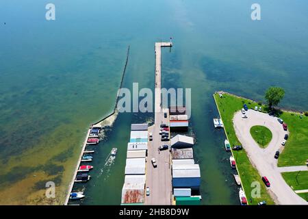Eine Luftaufnahme von Bootshäusern und Pier in Port Rowan, Ontario, Kanada Stockfoto
