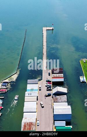 Eine Vertikale aus Bootshäusern und Pier in Port Rowan, Ontario, Kanada Stockfoto