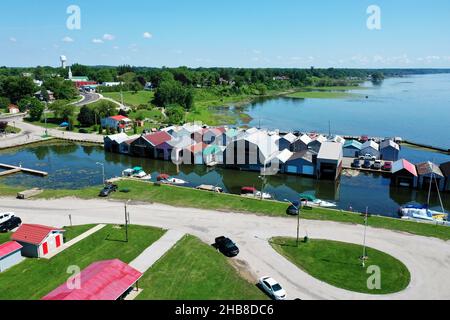 Eine Luftaufnahme von Bootshäusern in Port Rowan, Ontario, Kanada Stockfoto