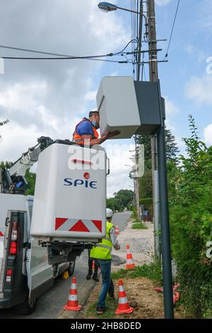 Am 2021/07/27 wurde in Valentigney (Nordostfrankreich) eine urbane Blitzerkamera installiert Stockfoto