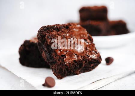 Hausgemachte klassische Crinkle Top Fudge Brownies, selektive Fokus Stockfoto