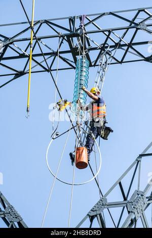 Plouer-sur-Rance (Bretagne, Nordwestfrankreich): Ersatz eines Masten für Hochspannungsleitungen, die das Gezeitenkraftwerk des verbinden Stockfoto