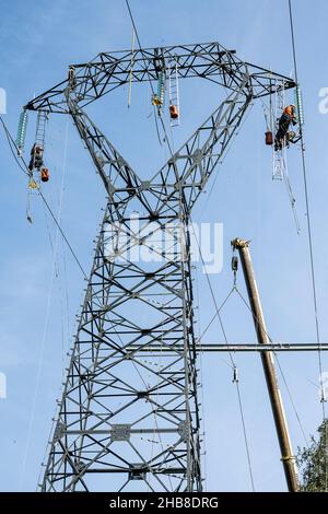 Plouer-sur-Rance (Bretagne, Nordwestfrankreich): Ersatz eines Masten für Hochspannungsleitungen, die das Gezeitenkraftwerk des verbinden Stockfoto