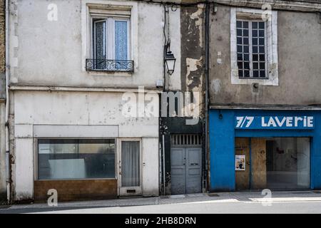 Saint-Calais (Nordwestfrankreich): Geschlossene Geschäfte im Stadtzentrum. Desertifikation und Schließung von Geschäften an der Ecke in kleinen Städten Stockfoto