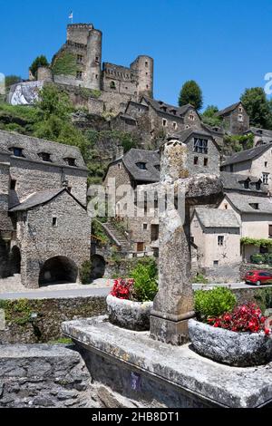 Belcastel (Südfrankreich): Überblick über das Dorf und die Burg. Die Stadt erhielt das Label „Les plus beaux Villages de France“ (das schönste vi Stockfoto