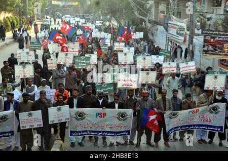 Hyderabad, Pakistan. 17th Dez 2021. Aktivisten der Pak Sarzameen Party (PSP) veranstalten am Freitag, dem 17. Dezember 2021, in Hyderabad eine Protestkundgebung gegen das neue Gesetz der Regierung Sindh. Kredit: Asianet-Pakistan/Alamy Live Nachrichten Stockfoto