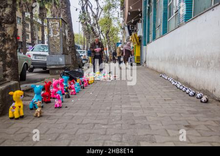 RASHT, IRAN - 6. APRIL 2018: Spielzeugverkäufer auf einer Straße in Rasht, Iran Stockfoto
