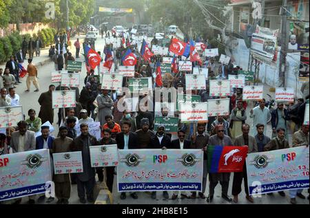 Hyderabad, Pakistan. 17th Dez 2021. Aktivisten der Pak Sarzameen Party (PSP) veranstalten am Freitag, dem 17. Dezember 2021, in Hyderabad eine Protestkundgebung gegen das neue Gesetz der Regierung Sindh. Kredit: Asianet-Pakistan/Alamy Live Nachrichten Stockfoto