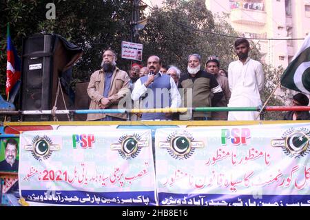 Hyderabad, Pakistan. 17th Dez 2021. Der stellvertretende Vorsitzende der Pak Sarzameen Party (PSP), Shabbir Qaimkhani, spricht während der Protestkundgebung gegen das neue Gesetz der Regierung Sindh am Freitag, den 17. Dezember 2021 in Hyderabad. Kredit: Asianet-Pakistan/Alamy Live Nachrichten Stockfoto