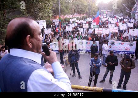 Hyderabad, Pakistan. 17th Dez 2021. Der stellvertretende Vorsitzende der Pak Sarzameen Party (PSP), Shabbir Qaimkhani, spricht während der Protestkundgebung gegen das neue Gesetz der Regierung Sindh am Freitag, den 17. Dezember 2021 in Hyderabad. Kredit: Asianet-Pakistan/Alamy Live Nachrichten Stockfoto