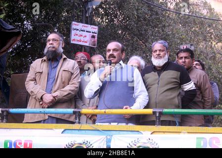 Hyderabad, Pakistan. 17th Dez 2021. Der stellvertretende Vorsitzende der Pak Sarzameen Party (PSP), Shabbir Qaimkhani, spricht während der Protestkundgebung gegen das neue Gesetz der Regierung Sindh am Freitag, den 17. Dezember 2021 in Hyderabad. Kredit: Asianet-Pakistan/Alamy Live Nachrichten Stockfoto