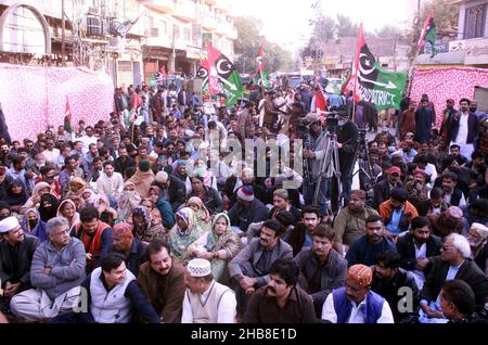 Hyderabad, Pakistan. 17th Dez 2021. Aktivisten der Peoples Party (PPP) veranstalten am Freitag, dem 17. Dezember 2021, im Rat Chowk in Hyderabad eine Protestdemonstration gegen die Themen Inflation, Arbeitslosigkeit und Anhebung der Preise für Gas, Strom, Benzin und andere lebenswichtige Rohstoffe. Kredit: Asianet-Pakistan/Alamy Live Nachrichten Stockfoto