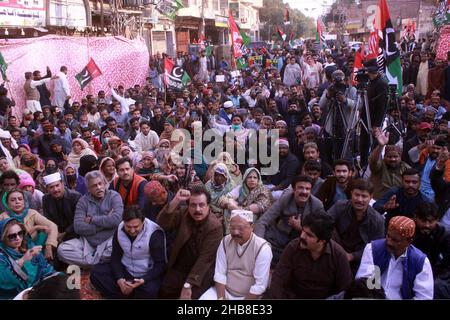 Hyderabad, Pakistan. 17th Dez 2021. Aktivisten der Peoples Party (PPP) veranstalten am Freitag, dem 17. Dezember 2021, im Rat Chowk in Hyderabad eine Protestdemonstration gegen die Themen Inflation, Arbeitslosigkeit und Anhebung der Preise für Gas, Strom, Benzin und andere lebenswichtige Rohstoffe. Kredit: Asianet-Pakistan/Alamy Live Nachrichten Stockfoto