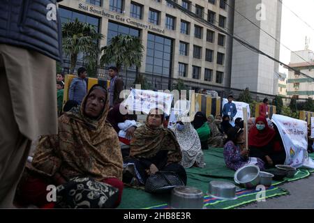 Hyderabad, Pakistan. 17th Dez 2021. Bewohner der Stadt Surjani veranstalten am Freitag, den 17. Dezember 2021, eine Protestdemonstration gegen die Verlängerung der sui-Gaslast in ihrem Gebiet vor dem Hauptsitz der Sui Southern Gas Company (SSGC) in Karachi. Kredit: Asianet-Pakistan/Alamy Live Nachrichten Stockfoto