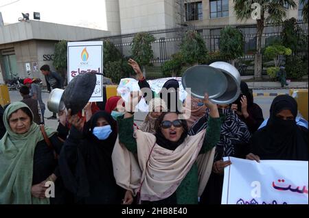 Hyderabad, Pakistan. 17th Dez 2021. Bewohner der Stadt Surjani veranstalten am Freitag, den 17. Dezember 2021, eine Protestdemonstration gegen die Verlängerung der sui-Gaslast in ihrem Gebiet vor dem Hauptsitz der Sui Southern Gas Company (SSGC) in Karachi. Kredit: Asianet-Pakistan/Alamy Live Nachrichten Stockfoto