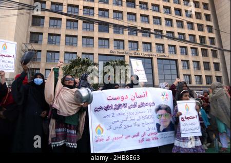 Hyderabad, Pakistan. 17th Dez 2021. Bewohner der Stadt Surjani veranstalten am Freitag, den 17. Dezember 2021, eine Protestdemonstration gegen die Verlängerung der sui-Gaslast in ihrem Gebiet vor dem Hauptsitz der Sui Southern Gas Company (SSGC) in Karachi. Kredit: Asianet-Pakistan/Alamy Live Nachrichten Stockfoto