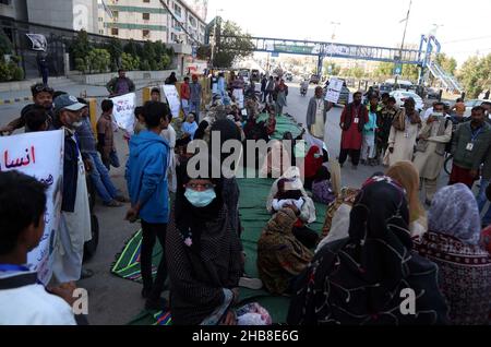 Hyderabad, Pakistan. 17th Dez 2021. Bewohner der Stadt Surjani veranstalten am Freitag, den 17. Dezember 2021, eine Protestdemonstration gegen die Verlängerung der sui-Gaslast in ihrem Gebiet vor dem Hauptsitz der Sui Southern Gas Company (SSGC) in Karachi. Kredit: Asianet-Pakistan/Alamy Live Nachrichten Stockfoto