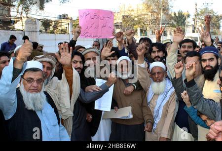 Hyderabad, Pakistan. 17th Dez 2021. Bewohner von Nothia veranstalten am Freitag, dem 17. Dezember 2021, im Presseclub von Peshawar eine Protestdemonstration gegen die Abführung von Sui-Gaslast in ihrer Region. Kredit: Asianet-Pakistan/Alamy Live Nachrichten Stockfoto