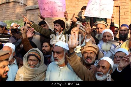 Hyderabad, Pakistan. 17th Dez 2021. Bewohner von Nothia veranstalten am Freitag, dem 17. Dezember 2021, im Presseclub von Peshawar eine Protestdemonstration gegen die Abführung von Sui-Gaslast in ihrer Region. Kredit: Asianet-Pakistan/Alamy Live Nachrichten Stockfoto