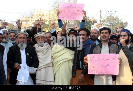 Hyderabad, Pakistan. 17th Dez 2021. Bewohner von Nothia veranstalten am Freitag, dem 17. Dezember 2021, im Presseclub von Peshawar eine Protestdemonstration gegen die Abführung von Sui-Gaslast in ihrer Region. Kredit: Asianet-Pakistan/Alamy Live Nachrichten Stockfoto