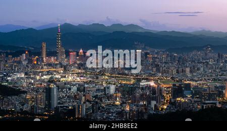 Freier Blick über die Skyline des zentralen Bezirks Taipeh nach einem magischen Sonnenuntergang Stockfoto