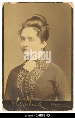 Antike Fotografie aus dem Jahr c1880, Kabinettkartenportrait einer Frau in Cambridge, Massachusetts. QUELLE: ORIGINAL-FOTODRUCK. Stockfoto