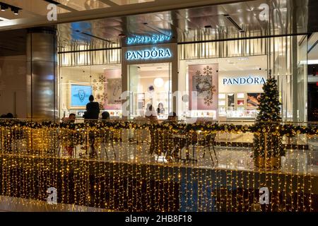 Ladendisplay während der Weihnachtszeit in den Shops at Hudson Yards, New York City, USA 2021 Stockfoto