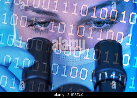Nahaufnahme einer Wissenschaftlerin in Gesichtsmaske mit int-Mikroskop Stockfoto
