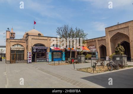 ARDABIL, IRAN - 10. APRIL 2018: Kleiner Innenhof in der Nähe der Alighapoo-Moschee in Ardabil, Iran Stockfoto