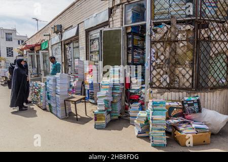 ARDABIL, IRAN - 10. APRIL 2018: Open-Air-Buchläden in Ardabil, Iran Stockfoto