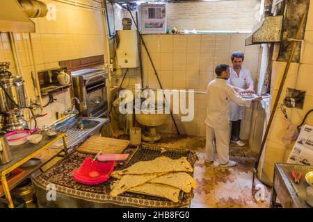 ARDABIL, IRAN - 10. APRIL 2018: Bäckerei in einem lokalen Restaurant in Ardabil, Iran Stockfoto