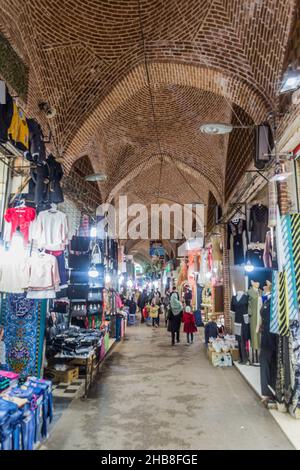 ARDABIL, IRAN - 10. APRIL 2018: Blick auf den Basarmarkt in Ardabil, Iran Stockfoto