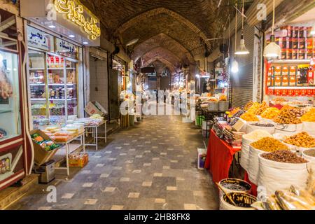 ARDABIL, IRAN - 10. APRIL 2018: Blick auf den Basarmarkt in Ardabil, Iran Stockfoto