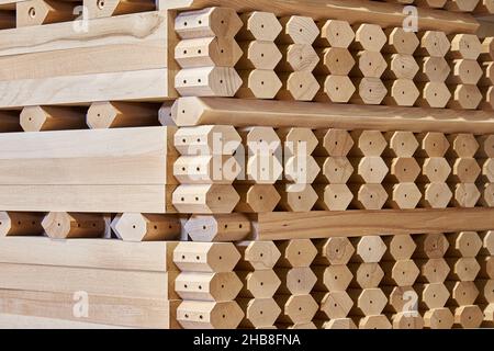 Riesige Stapel von einfachen Tischen Beine aus massivem Buchenholz Material steht in der zeitgenössischen Schreinerei Werkstatt extreme Nahaufnahme Stockfoto