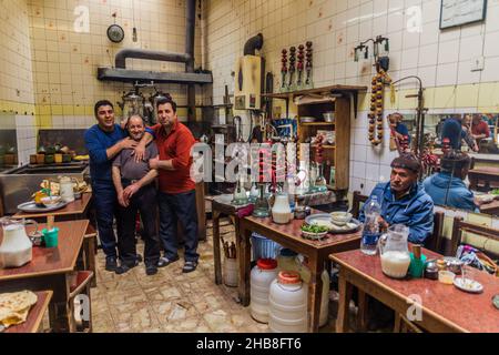 ARDABIL, IRAN - 10. APRIL 2018: Interieur eines lokalen Teehauses in Ardabil, Iran Stockfoto