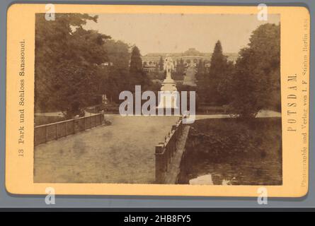 Park Sanssouci mit Reiterstatue, Potsdam, Park und Schloss Sanssouci (Titel auf Objekt), Potsdam (Serientitel auf Objekt), Johann Friedrich Stiehm (erwähnt auf Objekt), Aloisio Lazzerini, Sanssouci, Verlag: Berlin, 1879, Papier, Karton, Albumin-Print, Höhe 67 mm × Breite 106 mm Stockfoto