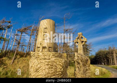 Llanddwyn Island Holzschnitzereien im Newborough Forest, Isle of Anglesey, North Wales Stockfoto