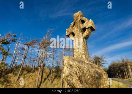 Llanddwyn Island Holzschnitzereien im Newborough Forest, Isle of Anglesey, North Wales Stockfoto