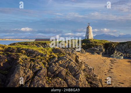 TWR Bach Leuchtturm auf Llanddwyn Island mit Snowdonia Bergen im Hintergrund, Isle of Anglesey, Nordwales Stockfoto