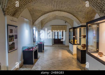 ZANJAN, IRAN - 13. APRIL 2018: Exponate im Zanjan Archäologiemuseum in Zanjan, Iran. Stockfoto