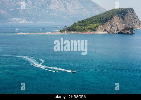 Hawaii-Strand, Blick auf die Küste auf der Insel St. Nichola an der Adria in der Nähe der Stadt Budva, Montenegro, Europa Stockfoto